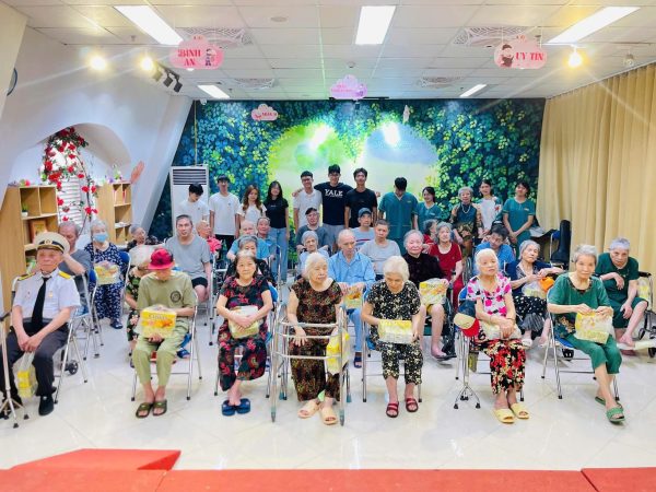 “Uống nước nhớ nguồn”: Robin Food trao 30 suất quà tri ân các cụ tại Viện Dưỡng lão Diên Hồng