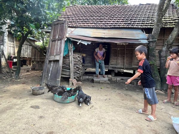 Ngan giống bản địa đến tay bà con Kon Tum từ nguồn quỹ 5 triệu đồng của Robin Food